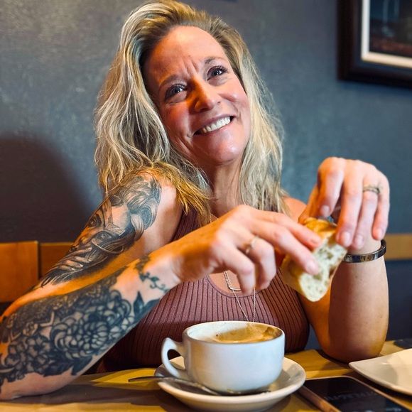 Meet your Posher, Heidi - Picture 1 of 3